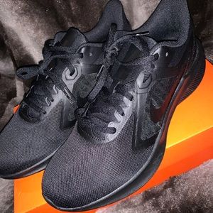 BRAND NEW NIKE DOWNSHIFTER